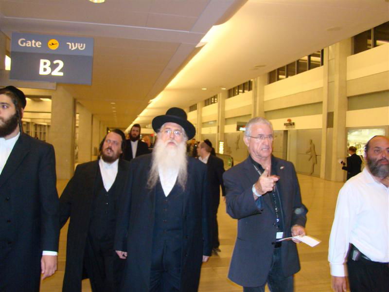 תיעוד: הנוסעים לאומן כובשים את נתב"ג