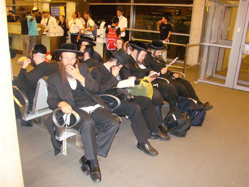 תיעוד: הנוסעים לאומן כובשים את נתב"ג