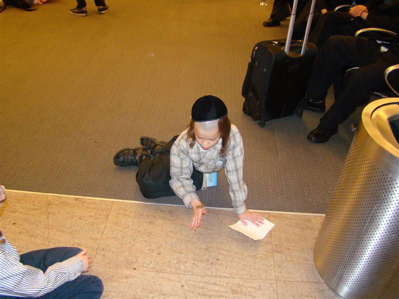 תיעוד: הנוסעים לאומן כובשים את נתב"ג