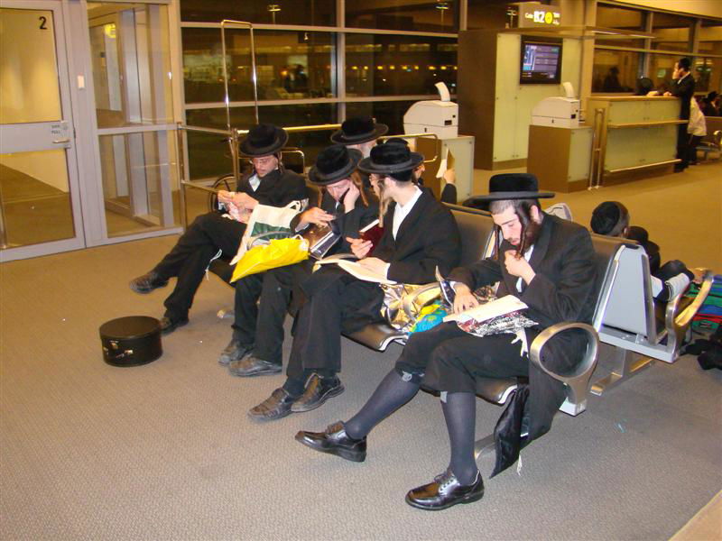 תיעוד: הנוסעים לאומן כובשים את נתב"ג