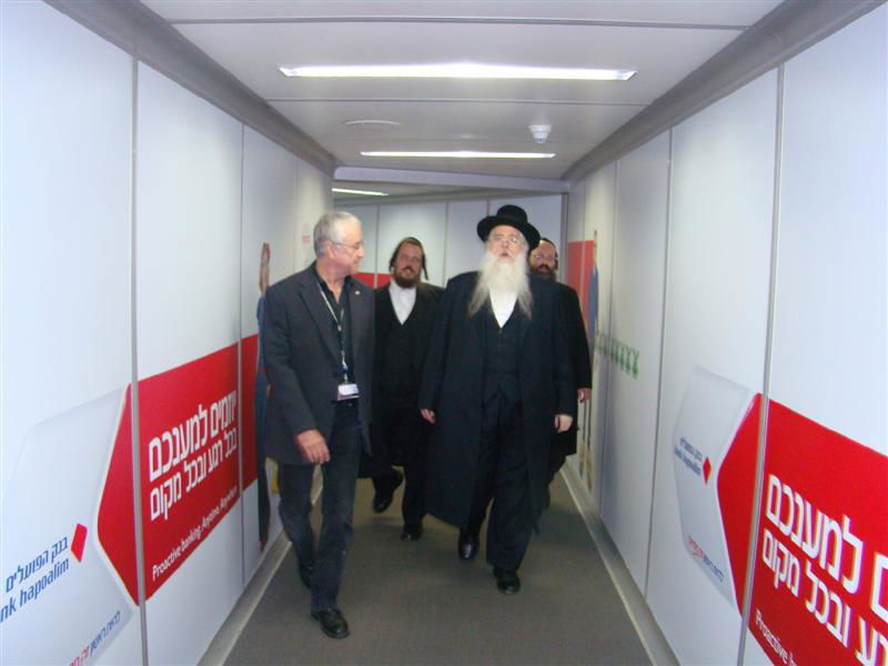 תיעוד: הנוסעים לאומן כובשים את נתב"ג