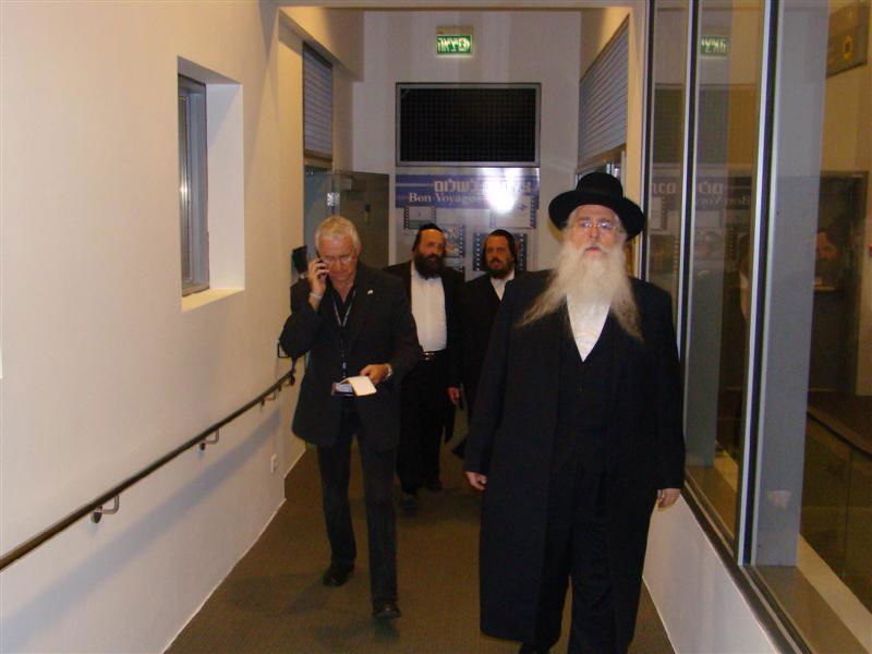 תיעוד: הנוסעים לאומן כובשים את נתב"ג