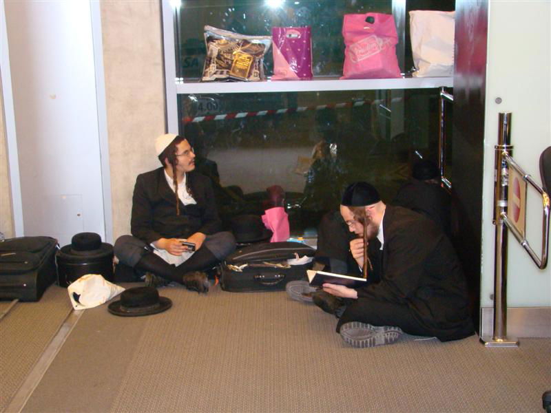 תיעוד: הנוסעים לאומן כובשים את נתב"ג