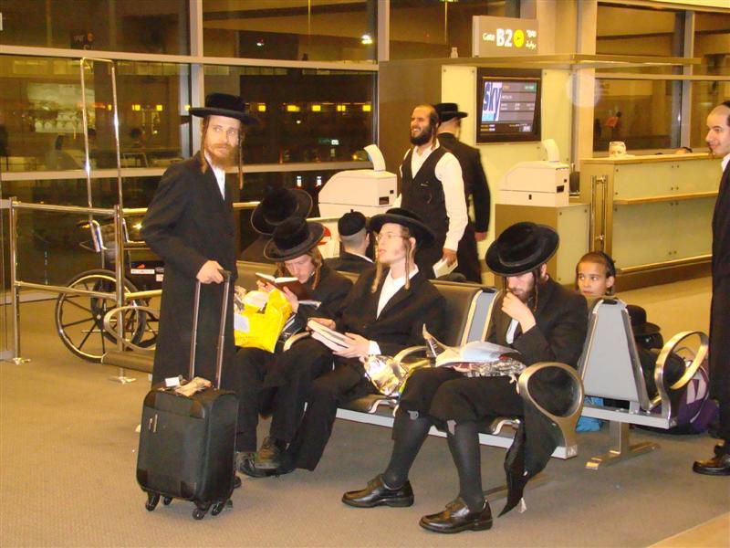 תיעוד: הנוסעים לאומן כובשים את נתב"ג