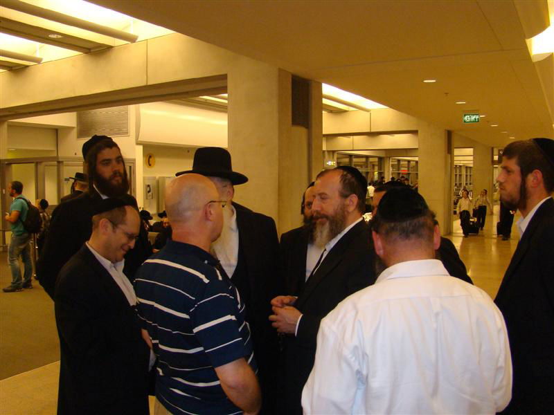 תיעוד: הנוסעים לאומן כובשים את נתב"ג