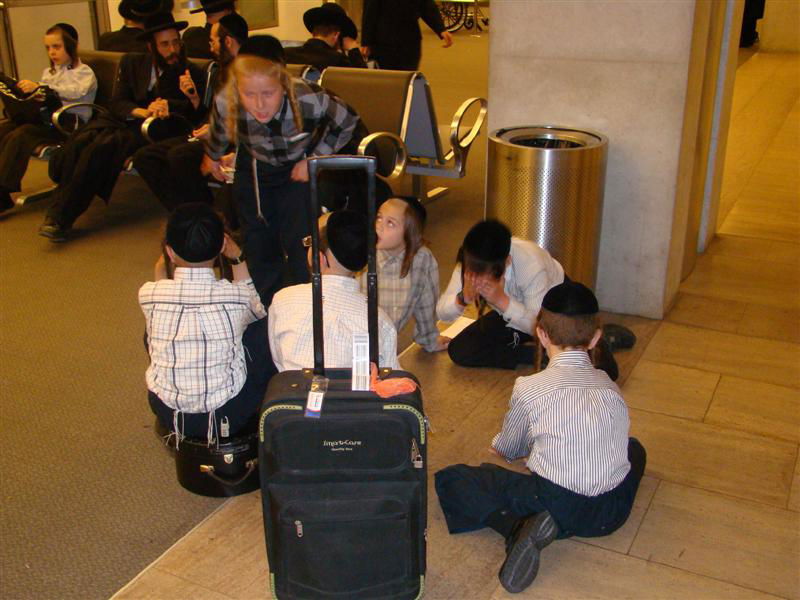 תיעוד: הנוסעים לאומן כובשים את נתב"ג