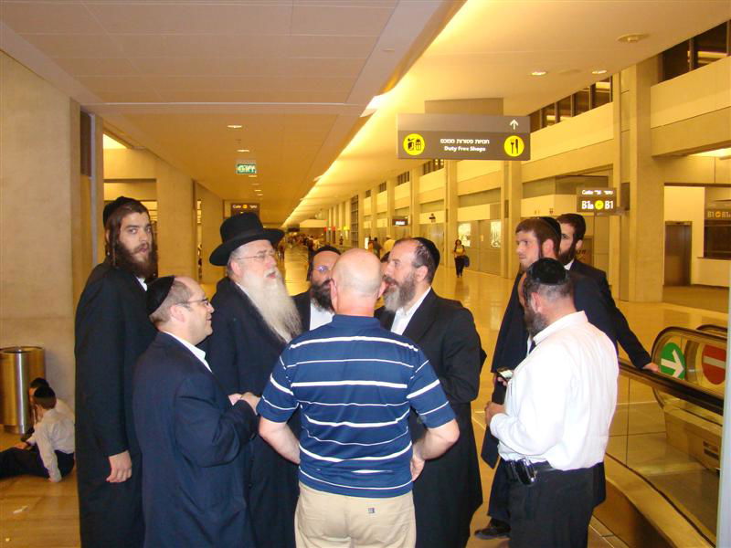 תיעוד: הנוסעים לאומן כובשים את נתב"ג