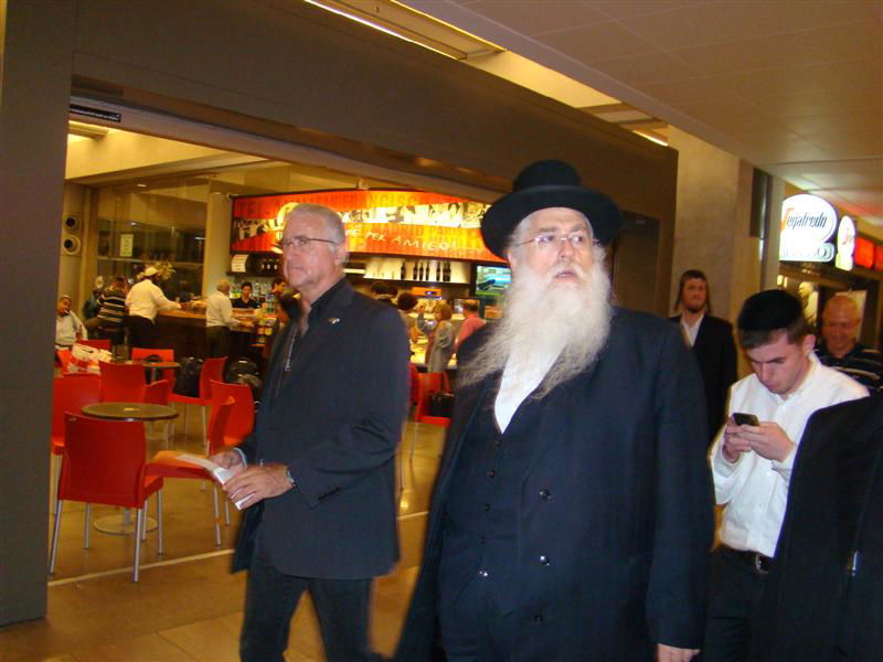 תיעוד: הנוסעים לאומן כובשים את נתב"ג