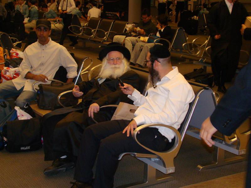 תיעוד: הנוסעים לאומן כובשים את נתב"ג