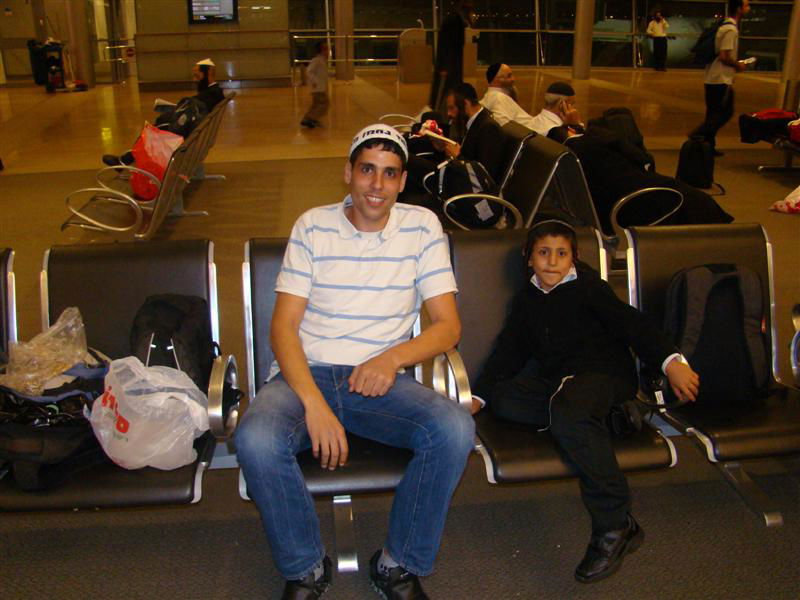 תיעוד: הנוסעים לאומן כובשים את נתב"ג