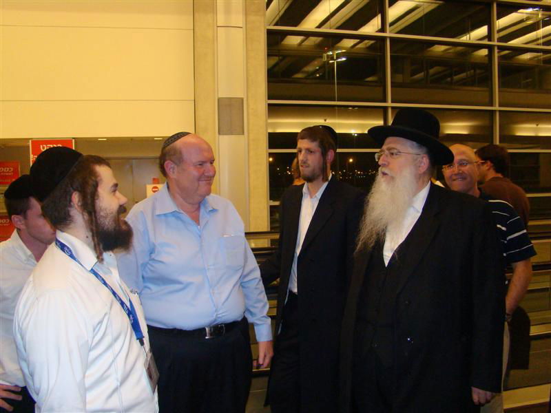 תיעוד: הנוסעים לאומן כובשים את נתב"ג