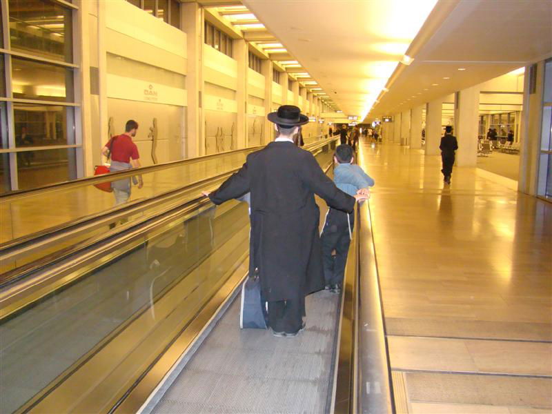 תיעוד: הנוסעים לאומן כובשים את נתב"ג