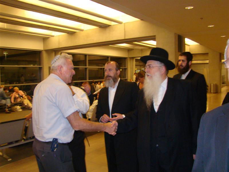 תיעוד: הנוסעים לאומן כובשים את נתב"ג