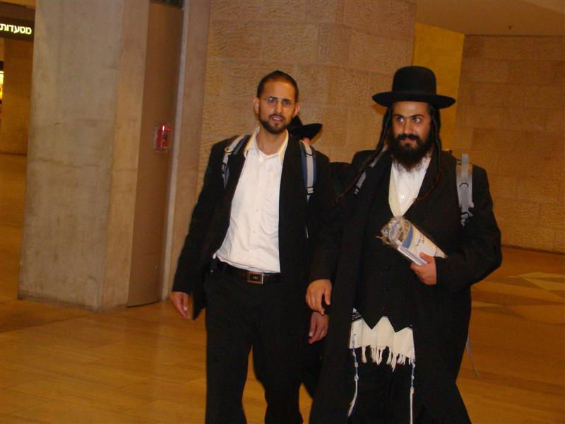 תיעוד: הנוסעים לאומן כובשים את נתב"ג