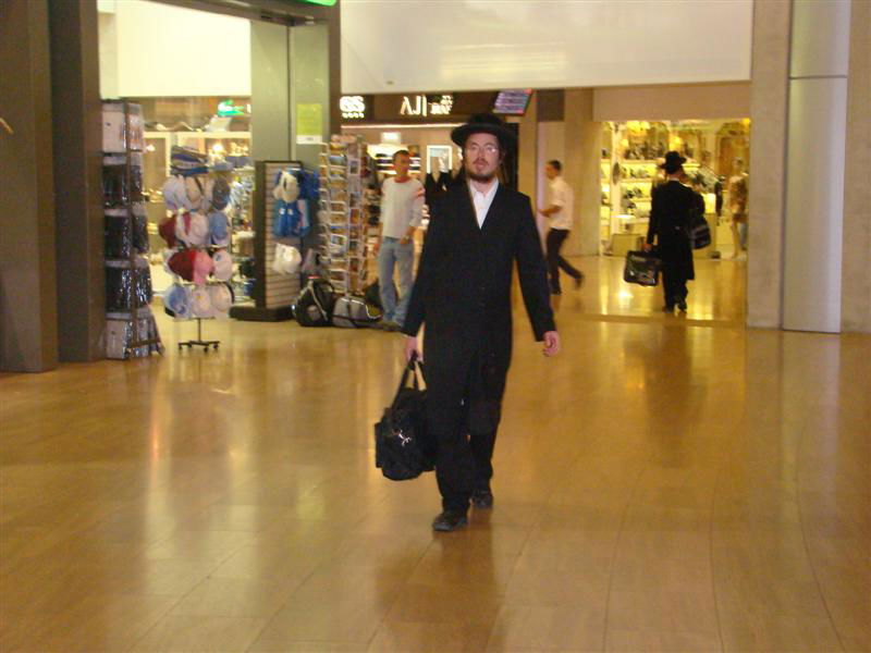 תיעוד: הנוסעים לאומן כובשים את נתב"ג