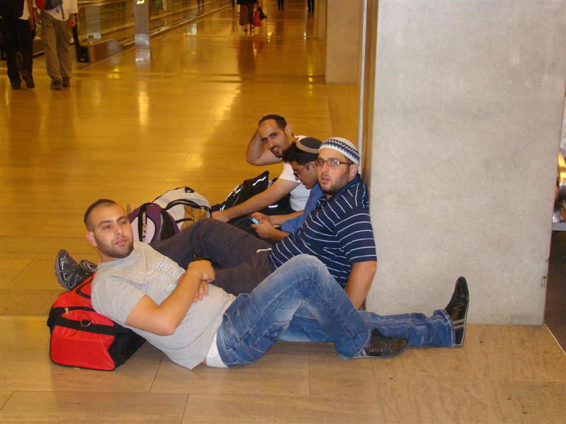 תיעוד: הנוסעים לאומן כובשים את נתב"ג