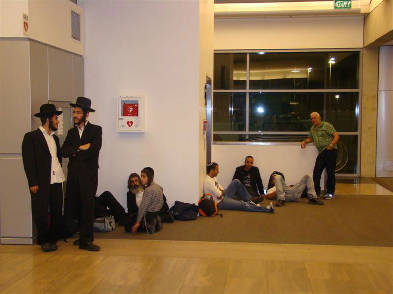 תיעוד: הנוסעים לאומן כובשים את נתב"ג