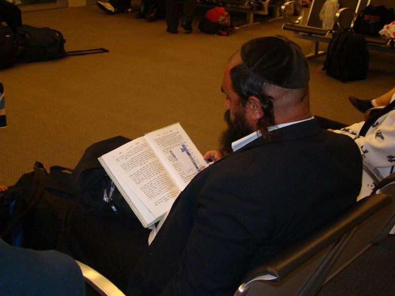 תיעוד: הנוסעים לאומן כובשים את נתב"ג