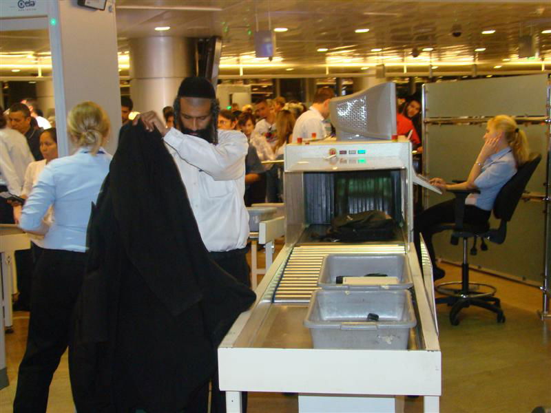 תיעוד: הנוסעים לאומן כובשים את נתב"ג