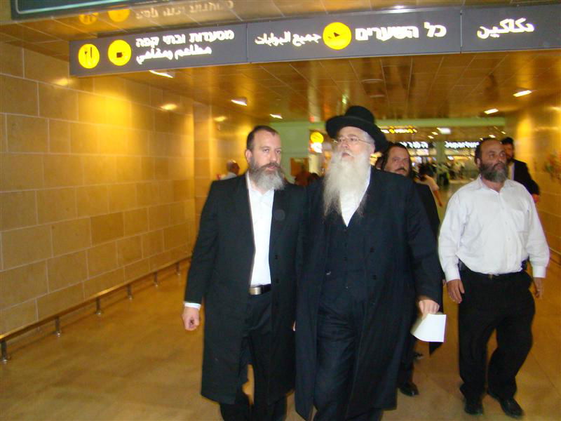 תיעוד: הנוסעים לאומן כובשים את נתב"ג