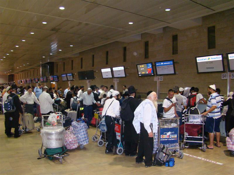 תיעוד: הנוסעים לאומן כובשים את נתב"ג