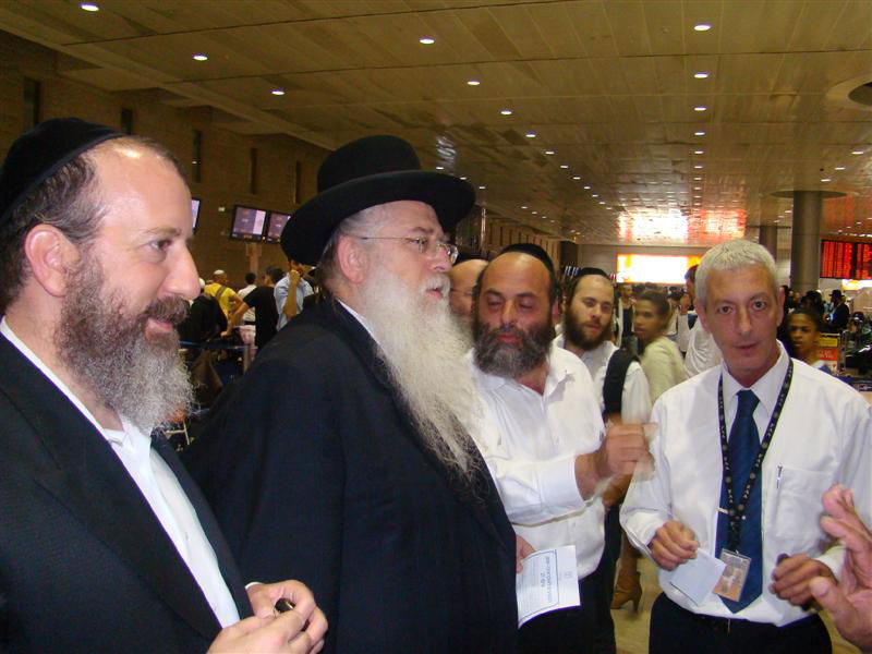 תיעוד: הנוסעים לאומן כובשים את נתב"ג