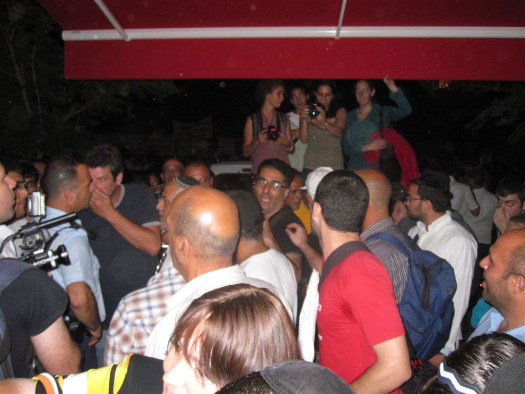 זה מתחיל: הפגנה מול בית השר אטיאס