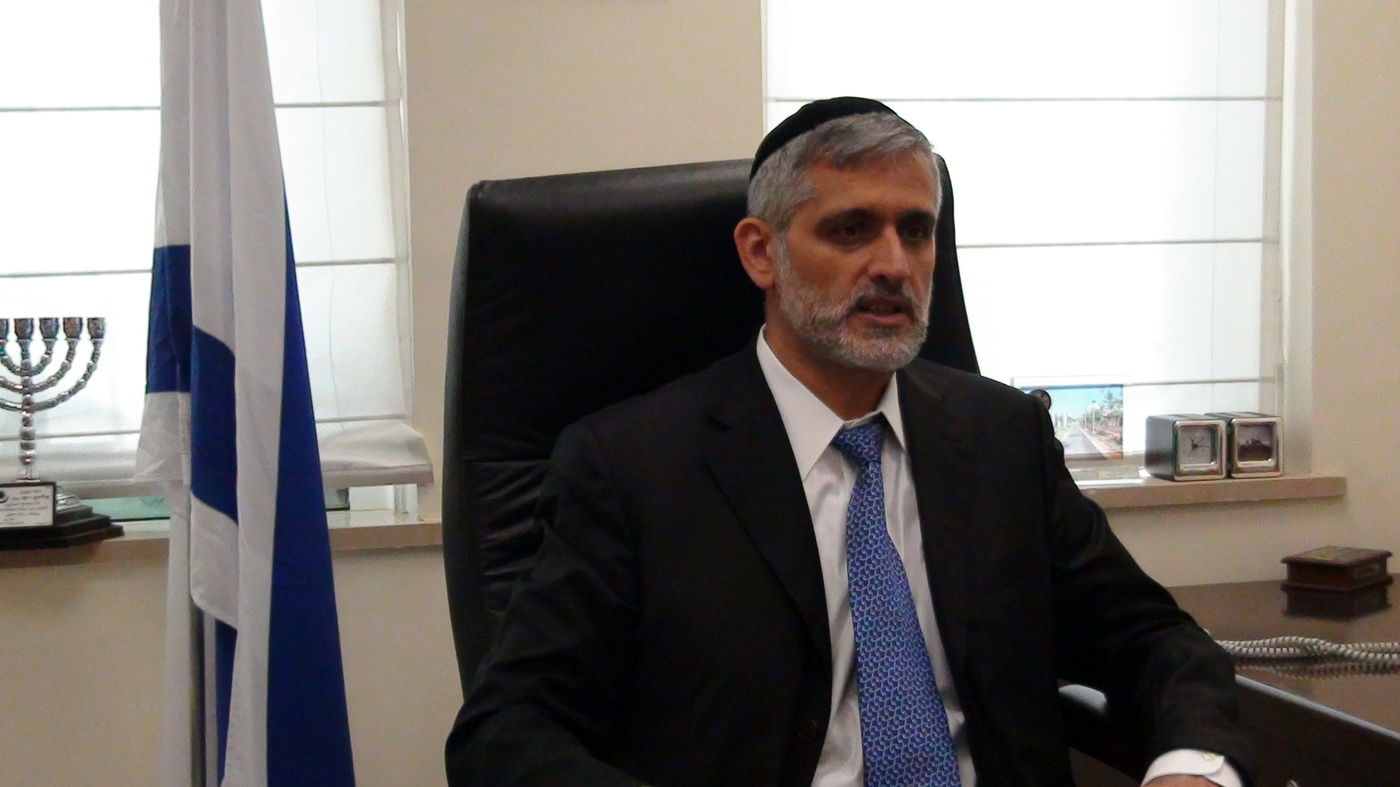 "נאבק באפליה, גם במחיר של הוצאת הבנות שלי מבית יעקב"