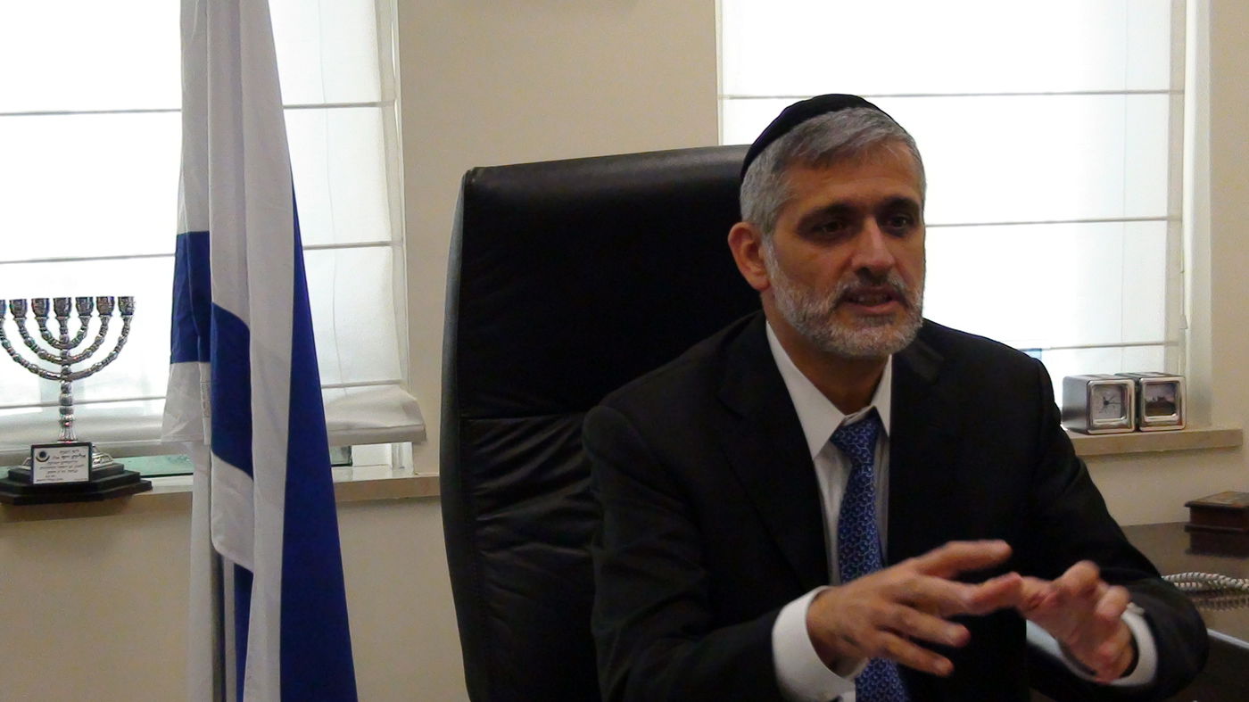 "נאבק באפליה, גם במחיר של הוצאת הבנות שלי מבית יעקב"