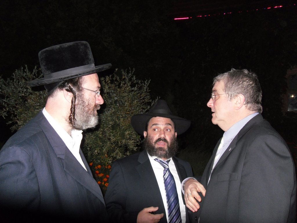 יממה לכניסת החג: מה יש לשגריר ישראל באומן לבשר?