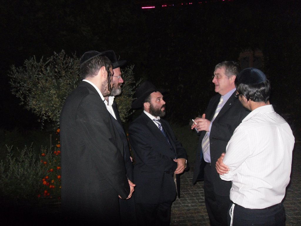 יממה לכניסת החג: מה יש לשגריר ישראל באומן לבשר?