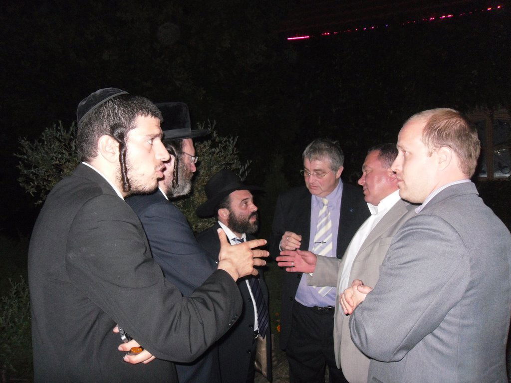 יממה לכניסת החג: מה יש לשגריר ישראל באומן לבשר?