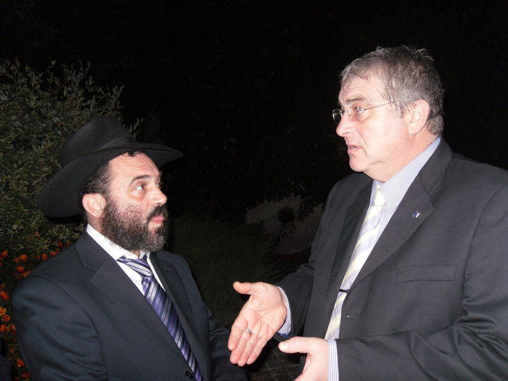 יממה לכניסת החג: מה יש לשגריר ישראל באומן לבשר?