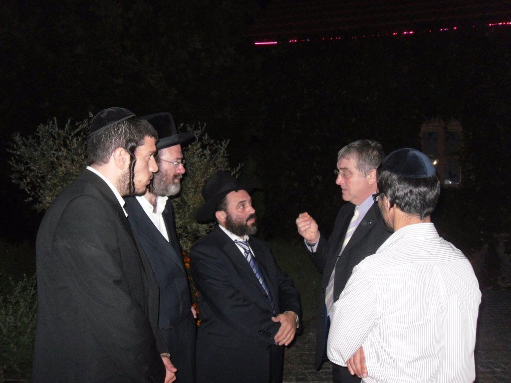 יממה לכניסת החג: מה יש לשגריר ישראל באומן לבשר?