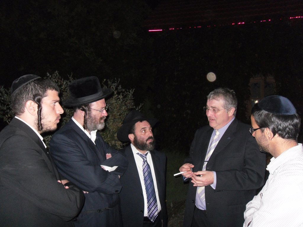 יממה לכניסת החג: מה יש לשגריר ישראל באומן לבשר?