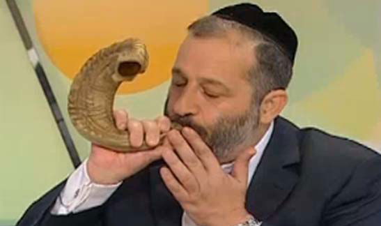 דרעי במהלך הראיון, תוקע בשופר