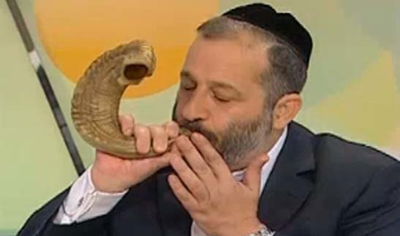 דרעי במהלך הראיון, תוקע בשופר