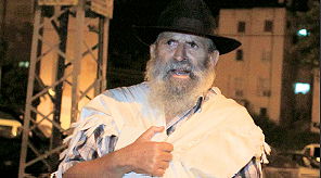 צפו: הגרוזיני שמעיר את השכנים לסליחות