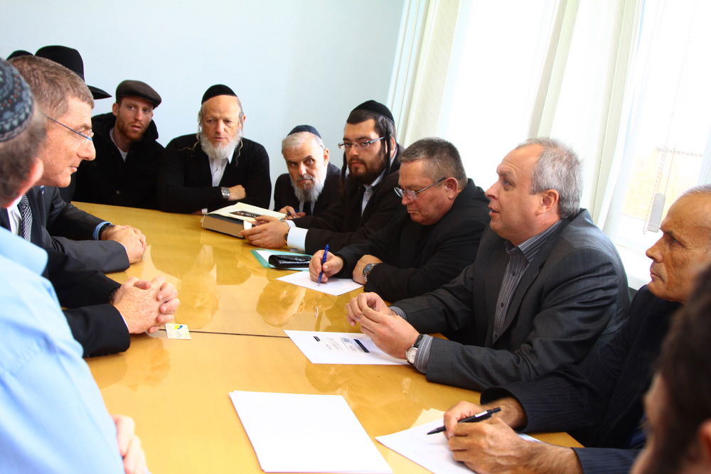 החרדים הציעו: לשפץ שדה התעופה באומן