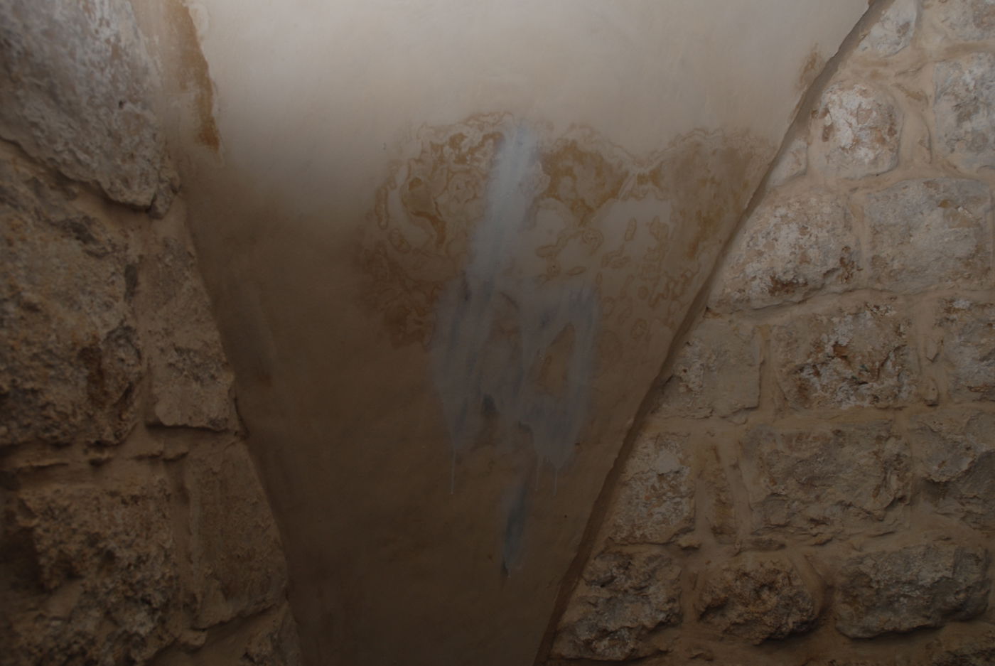 זעזוע: ערבים חיללו את קבר יוסף וריססו במקום צלבי קרס