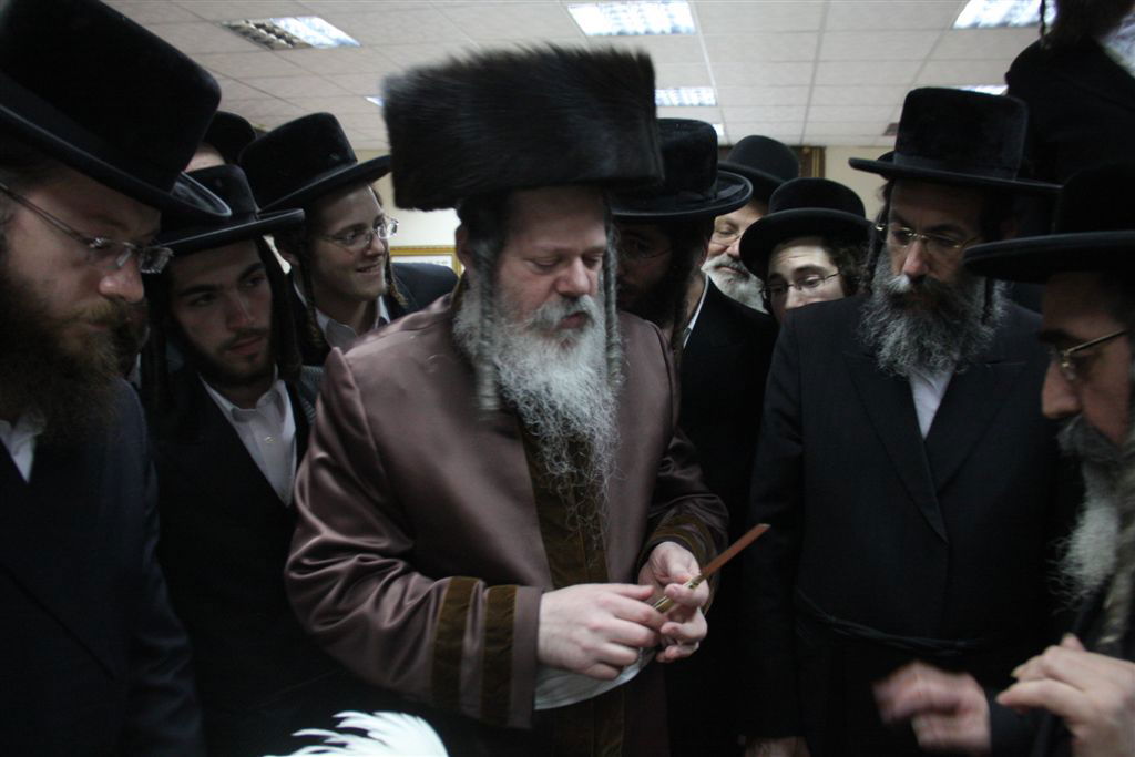 פרמישלאן: האדמו"ר כיפר על תרנגול ענק