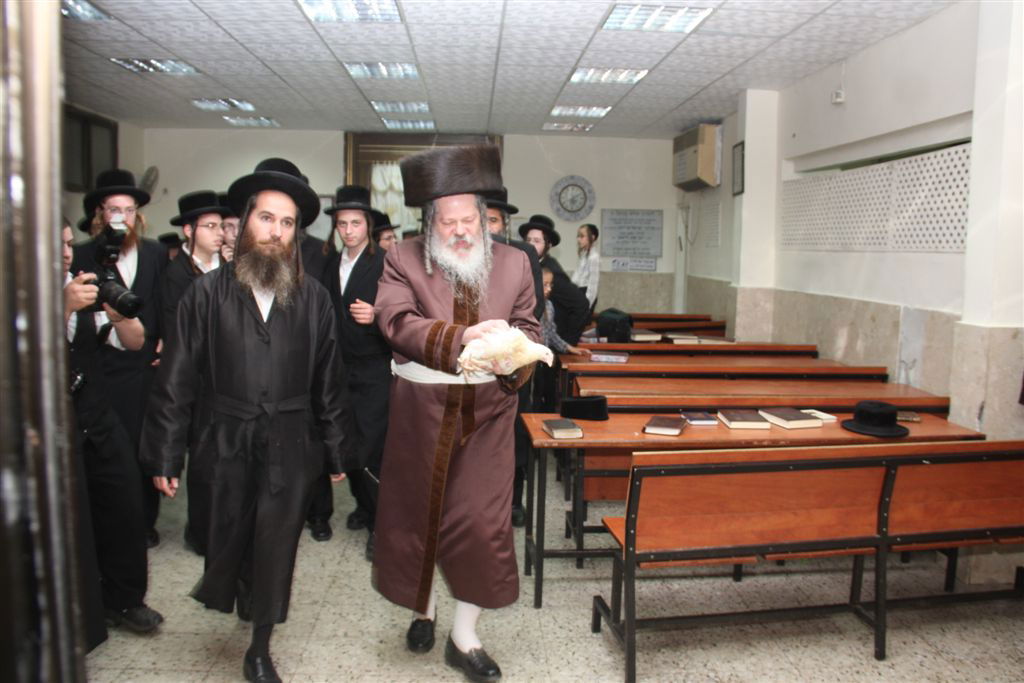 פרמישלאן: האדמו"ר כיפר על תרנגול ענק