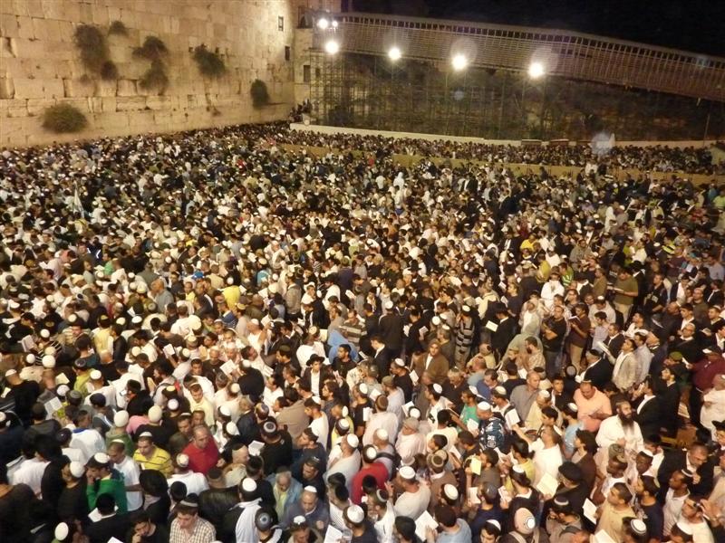 תפילה שבוקעת רקיעים: הגר"ע יוסף ורבבות ב'סליחות' בכותל