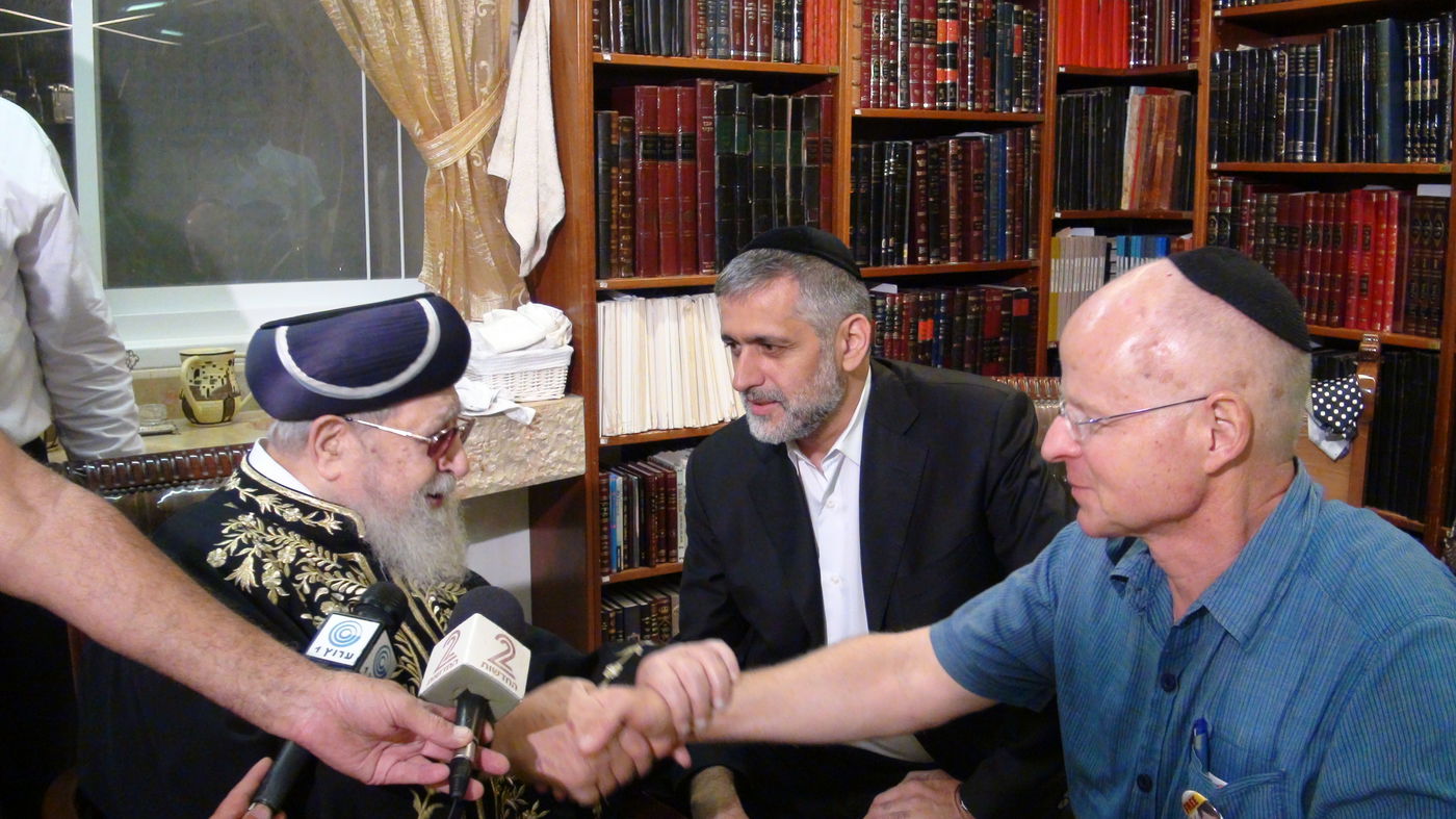 אחרי חתימת העסקה: פגישה מרגשת בין שליט לרב עובדיה
