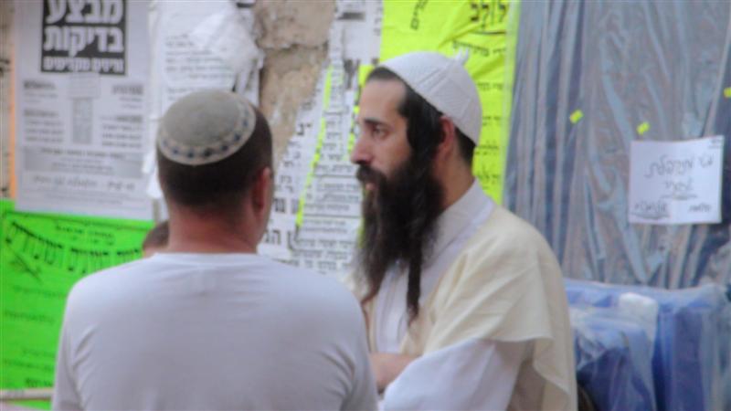 צפו: מה חיפשו קוראנים במאה שערים?