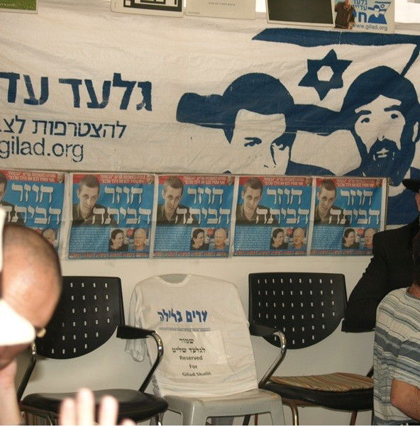 לפני פירוק מאהל שליט: הרב יונה מצגר התארח