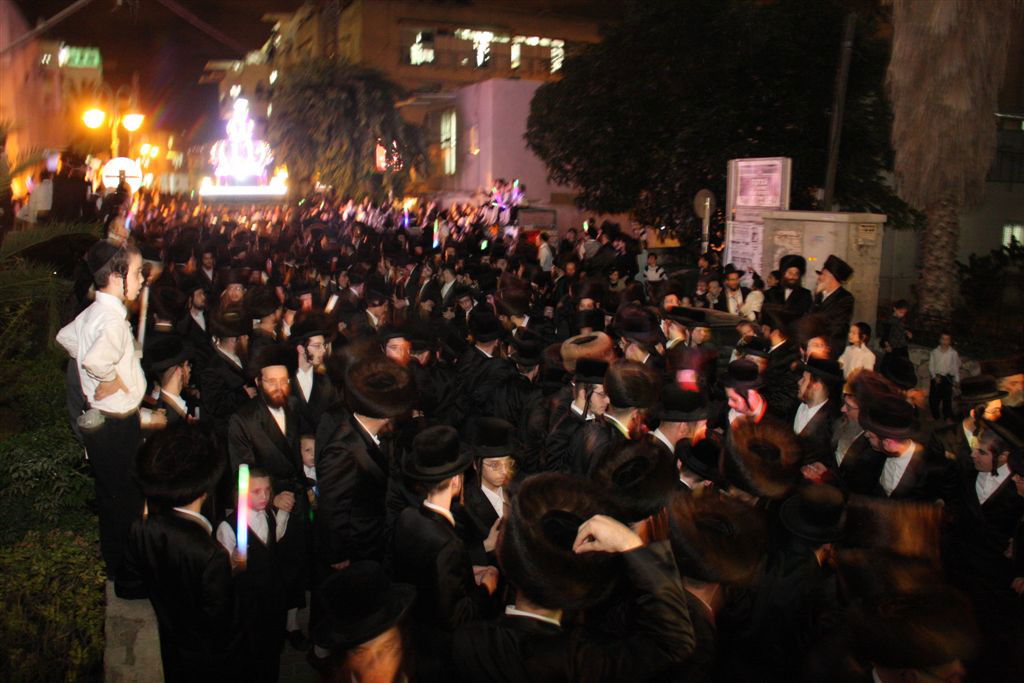 הכנסת ספרי התורה בויז'ניץ: רוקדים ובוכים