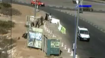 צפו: מחבלת שולפת סכין ונעצרת במקום