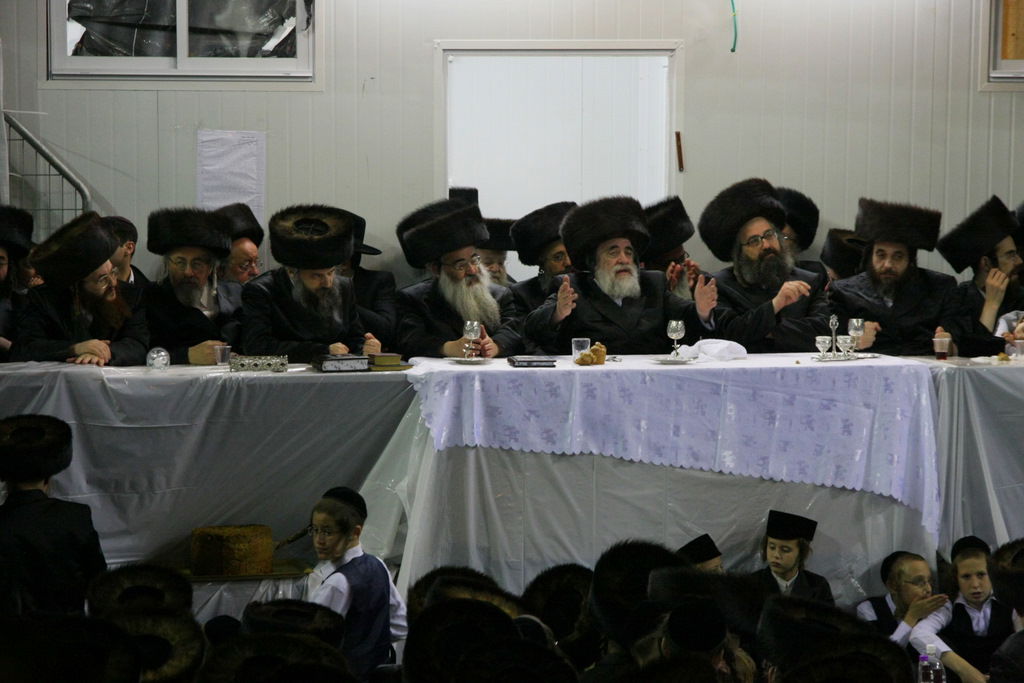 שמחה מיוחדת בחצר ויז'ניץ: האדמו"ר יצא ל'הקפות שניות'