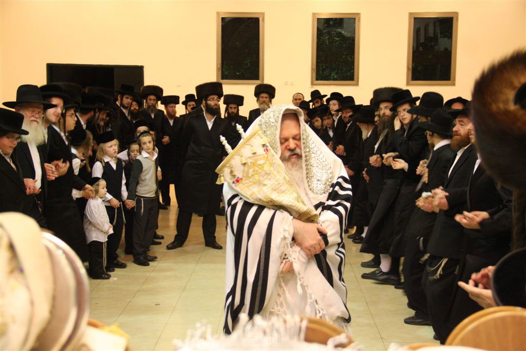 תיעוד ●  הקפות שניות בחצרות החסידים